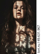 Artistic portrait of a young woman with retro shadow play style. Стоковое фото, агентство Ingram Publishing / Фотобанк Лори