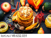 Delicious fritter on the table. Tasty pancakes with fruits.. Homemade pancakes, dessert. Стоковое фото, агентство Ingram Publishing / Фотобанк Лори