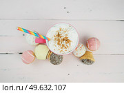 cupcakes and elicious hot cocoa over a wooden pink background. Стоковое фото, агентство Ingram Publishing / Фотобанк Лори