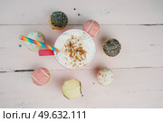 cupcakes and elicious hot cocoa over a wooden pink background. Стоковое фото, агентство Ingram Publishing / Фотобанк Лори