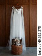 dress up the bride in a wedding dress with corset and lacing. Стоковое фото, агентство Ingram Publishing / Фотобанк Лори
