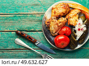 Fried chicken meat and a side dish of pickles. English cuisine.. Roasted chicken meat and pickles. Стоковое фото, агентство Ingram Publishing / Фотобанк Лори