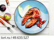 Fried salmon steak with figs.Baked trout with garnish. Salmon steak fried with vegetables,space for text. Стоковое фото, агентство Ingram Publishing / Фотобанк Лори