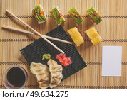 Fushion food of modern california roll and gyoza. Стоковое фото, агентство Ingram Publishing / Фотобанк Лори