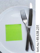 Intermitted farsting diet concept - empty plate with fork and knife. Intermitted farsting diet concept. Стоковое фото, агентство Ingram Publishing / Фотобанк Лори