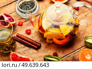 Delicious tea with grapefruit, orange, lime and mandarin.. Tea with citrus fruits. Стоковое фото, агентство Ingram Publishing / Фотобанк Лори