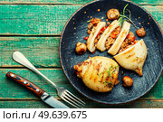 Roast squid stuffed with mushrooms and bell pepper. Grilled seafood. Grilled squid with mushroom stuffing. Стоковое фото, агентство Ingram Publishing / Фотобанк Лори