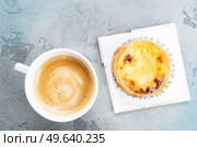 Pasteles de Nata, traditional portugeese sweet tart with coffee. Pasteles de Nata. Стоковое фото, агентство Ingram Publishing / Фотобанк Лори