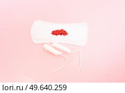 Menstrual pad with schedule card background, menstrual period and ovulation and fertility tracker, baby birth planning and natural control. Menstrual pad with schedule card background. Стоковое фото, агентство Ingram Publishing / Фотобанк Лори