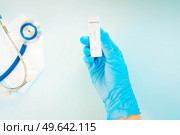 nasal antigen covid 19 test, nurse in blue gloves shows covid 19 test. nasal antigen covid 19 test. Стоковое фото, агентство Ingram Publishing / Фотобанк Лори