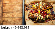 Baked carp fish with cranberries, kiwi and mango on baking dish. Copy space. Baked carp with fruits, ,space for text. Стоковое фото, агентство Ingram Publishing / Фотобанк Лори