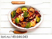 Grilled chicken legs with broccoli and cranberries. Baked chicken legs with broccoli. Стоковое фото, агентство Ingram Publishing / Фотобанк Лори