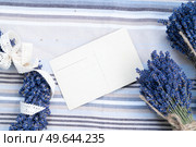 Dry lavender flowers over cloth background with copy space on blank card. Dry lavender flowers. Стоковое фото, агентство Ingram Publishing / Фотобанк Лори
