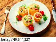 Baked zucchini stuffed with quinoa and vegetables. Vegetarian food. Baked squash and zucchini with quinoa. Стоковое фото, агентство Ingram Publishing / Фотобанк Лори
