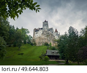 The medieval Bran fortress known as Dracula castle in Transylvania, Romania. Historical saxon style stronghold in the heart of Carpathian mountains. Стоковое фото, агентство Ingram Publishing / Фотобанк Лори