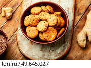 Appetizing crackers with flax and ginger. Vegetarian pastries.. Unsweetened ginger cookies. Стоковое фото, агентство Ingram Publishing / Фотобанк Лори
