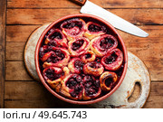 Fresh cottage cheese pie with cherry on rustic wooden table. Curd pie with cherries. Стоковое фото, агентство Ingram Publishing / Фотобанк Лори