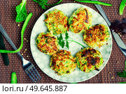 Vegan homemade cutlets from zucchini and greens. Healthy food. Vegan zucchini cutlets or fritter. Стоковое фото, агентство Ingram Publishing / Фотобанк Лори