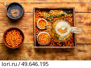 Fragrant autumn tea, tea with fresh sea buckthorn. Berry drink. Tea with sea buckthorn, healthy drink. Стоковое фото, агентство Ingram Publishing / Фотобанк Лори