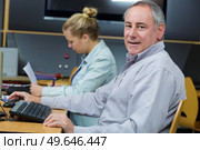 man and woman in workroom. Стоковое фото, агентство Ingram Publishing / Фотобанк Лори