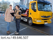 filling papers before towing a car. Стоковое фото, агентство Ingram Publishing / Фотобанк Лори