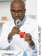 african american male lab researcher. Стоковое фото, агентство Ingram Publishing / Фотобанк Лори