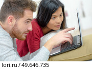 a couple is pointing at something. Стоковое фото, агентство Ingram Publishing / Фотобанк Лори