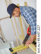 artisan carpenter using a manual saw. Стоковое фото, агентство Ingram Publishing / Фотобанк Лори