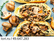 Baked closed mushroom pie, sliced mushroom champignons tart. Wellington pie. Homemade mushroom pie. Стоковое фото, агентство Ingram Publishing / Фотобанк Лори