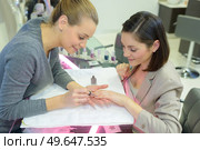 nail painting in nail salon. Стоковое фото, агентство Ingram Publishing / Фотобанк Лори