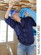 a female worker holding cables. Стоковое фото, агентство Ingram Publishing / Фотобанк Лори
