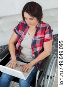 after devastating accident she works from home while recovering. Стоковое фото, агентство Ingram Publishing / Фотобанк Лори