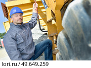 industrial climber ready to place a polyfoam sheet insulation. Стоковое фото, агентство Ingram Publishing / Фотобанк Лори