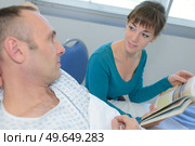 man listening his wife reading to him. Стоковое фото, агентство Ingram Publishing / Фотобанк Лори