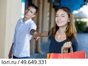 young couple tired of shopping. Стоковое фото, агентство Ingram Publishing / Фотобанк Лори