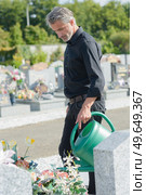 portrait of caretaker of cemetery. Стоковое фото, агентство Ingram Publishing / Фотобанк Лори