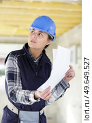 a builder woman sketching project. Стоковое фото, агентство Ingram Publishing / Фотобанк Лори