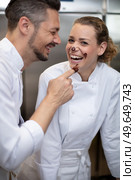 man and woman having fun with chocolate in icecream factory. Стоковое фото, агентство Ingram Publishing / Фотобанк Лори