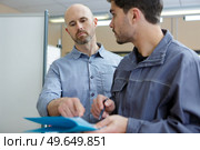 business people having informal meeting in office lobby. Стоковое фото, агентство Ingram Publishing / Фотобанк Лори
