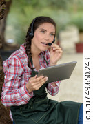 woman using tablets in the garden. Стоковое фото, агентство Ingram Publishing / Фотобанк Лори