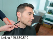 Barber giving man a trim. Стоковое фото, агентство Ingram Publishing / Фотобанк Лори