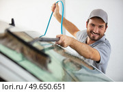 gas station worker cleaning windshield at service station. Стоковое фото, агентство Ingram Publishing / Фотобанк Лори