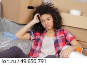 young woman bored with moving. Стоковое фото, агентство Ingram Publishing / Фотобанк Лори