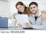 happy couple holding some paper work. Стоковое фото, агентство Ingram Publishing / Фотобанк Лори
