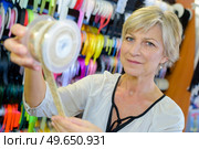 woman holding a roll of ribbon. Стоковое фото, агентство Ingram Publishing / Фотобанк Лори