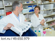 pharmacists tidying up syringes. Стоковое фото, агентство Ingram Publishing / Фотобанк Лори