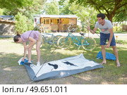 Couple putting up a tent. Стоковое фото, агентство Ingram Publishing / Фотобанк Лори
