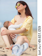 mother breastfeeding on the beach. Стоковое фото, агентство Ingram Publishing / Фотобанк Лори