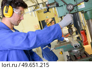 a male worker boring setter at work. Стоковое фото, агентство Ingram Publishing / Фотобанк Лори