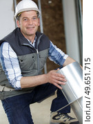 happy male worker holding a metallic pipe. Стоковое фото, агентство Ingram Publishing / Фотобанк Лори